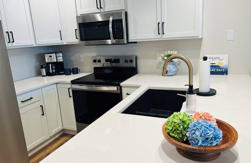 Osage Beach Condo | Stunning Waterfront Ledges: Lake View & 2 Pools Awaits You