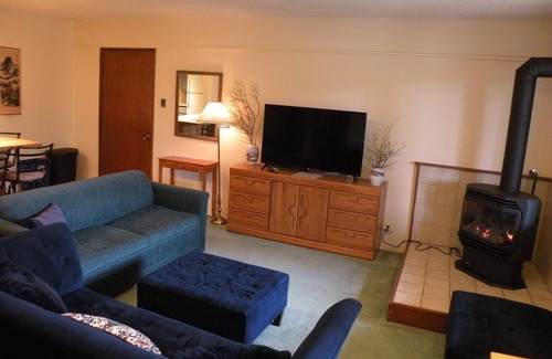 Ames Lake House | Tranquil Waterfront Retreat with Pool and Spa Amenities