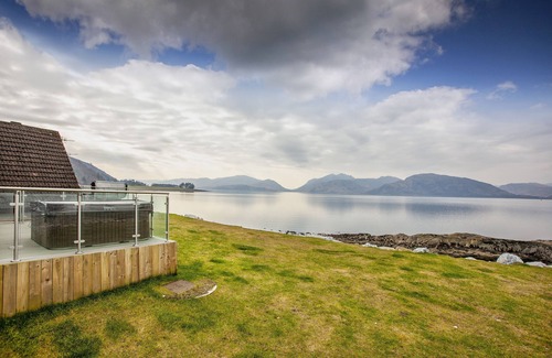 Kentallen Cottage | Waterfront Lodge 5 with Hot Tub