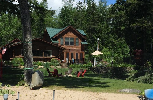 Center Conway House | Waterfront Log Cabin with Pool on Conway Lake