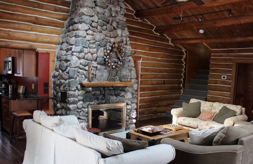 Center Conway House | Waterfront Log Cabin with Pool on Conway Lake