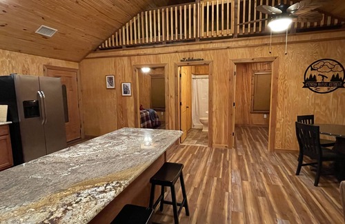 Jefferson Cabin | Serene Waterfront Cabin on Caddo Lake - Kayaks Included!