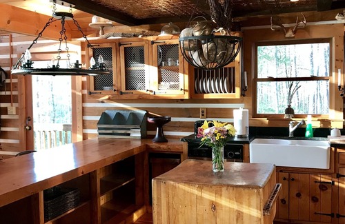 Clarksville House | Waterfront Log Home with Hot Tub & Lake View Amenities