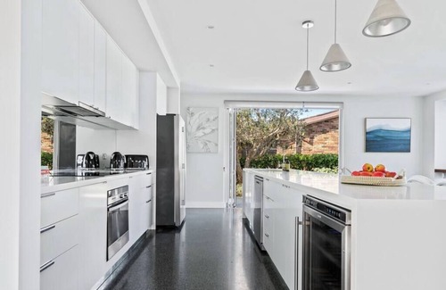 Wrights Beach House | Elegantly Designed Waterfront Residence Near Hyams Beach