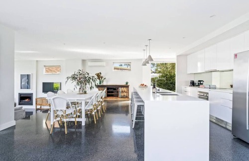 Wrights Beach House | Elegantly Designed Waterfront Residence Near Hyams Beach