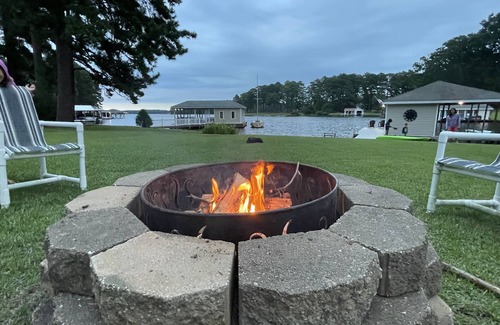 Myrick Estates House | Waterfront Retreat: Hot Tub, Kayaks & Pet-Friendly Fun!