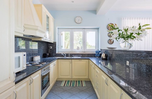 Mali Ston Apartment | Idyllic Waterfront Oasis with Spa and Hot Tub Amenities