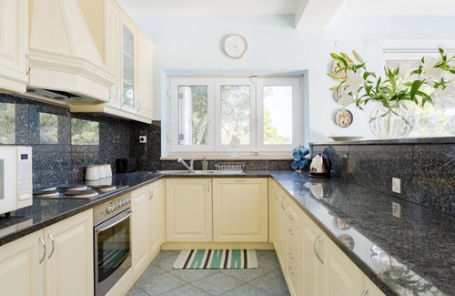 Mali Ston Apartment | Idyllic Waterfront Oasis with Spa and Hot Tub Amenities