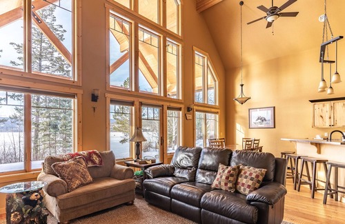 Proctor House | Waterfront Oasis with Mountain Views, Private Beach, WiFi & Firepit