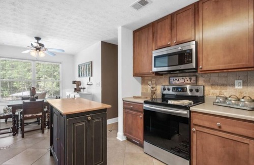 Eatonton House | Waterfront on Lake Sinclair 4 bedroom 4bath Bring your boat or relax on the lake
