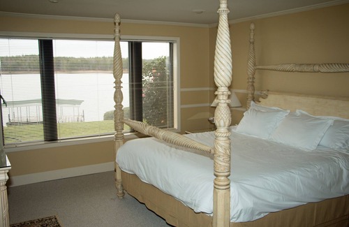 Nebo House | Lakefront Retreat on Pristine Lake James - Guest Rated 10/10