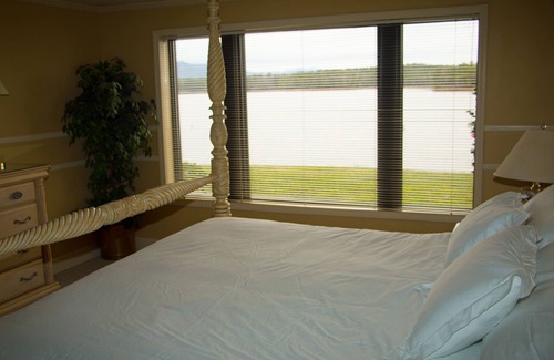 Nebo House | Lakefront Retreat on Pristine Lake James - Guest Rated 10/10