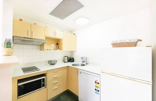 Darwin City Centre Apartment | Scenic Waterfront Retreat with Tropical Pool Oasis
