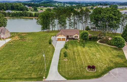 Rutledge House | Waterfront Retreat at Cherokee Lake with Hot Tub & Game Room