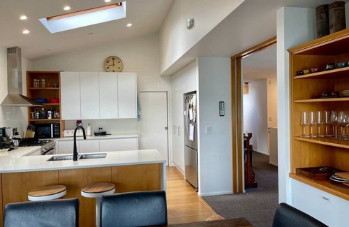 Bayswater House | Cozy Bayswater Waterfront Retreat with Oceanfront Spa