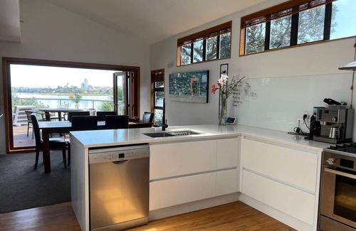 Bayswater House | Cozy Bayswater Waterfront Retreat with Oceanfront Spa