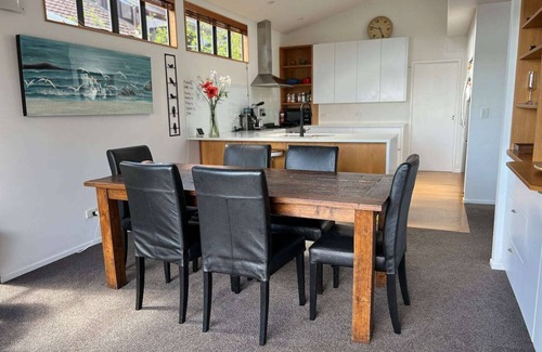 Bayswater House | Cozy Bayswater Waterfront Retreat with Oceanfront Spa