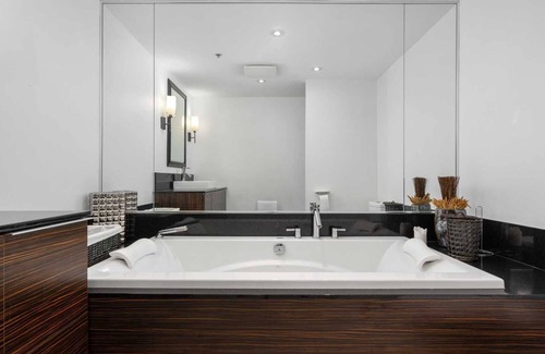 Montreal Condo | Waterfront penthouse with 1000 square feet patio