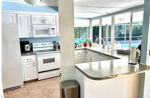 Largo House | Waterfront Pool Home - 8PPL 4BR