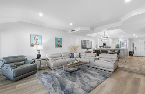 Marco Island Condo | Relaxing Oceanfront Getaway with Pool and Spa Amenities