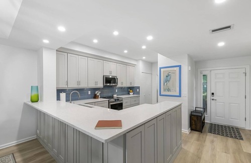Marco Island Condo | Relaxing Oceanfront Getaway with Pool and Spa Amenities