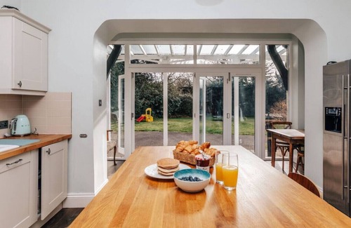 Henley-on-Thames House | Beautiful Waterfront Retreat in Hambleden with Pool & Breakfast