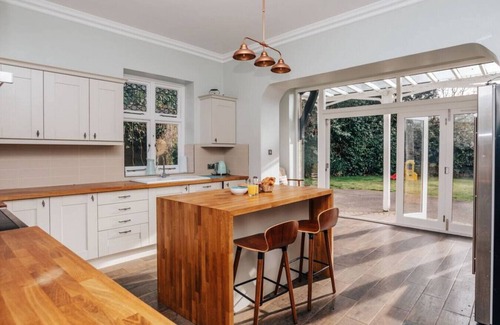 Henley-on-Thames House | Beautiful Waterfront Retreat in Hambleden with Pool & Breakfast