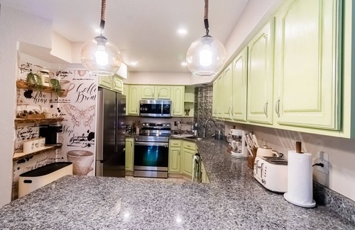 Weeki Wachee Gardens House | Ideal Weeki Vibes: Enjoy Kayaks, Breakfast & Hot Tub