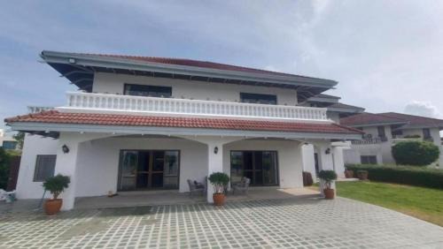 Bang Pakong Villa | Waterfront Royal Villa