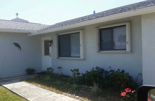 Port Charlotte House | Ideal Waterfront Retreat with Sailboat Access & Pet Welcome