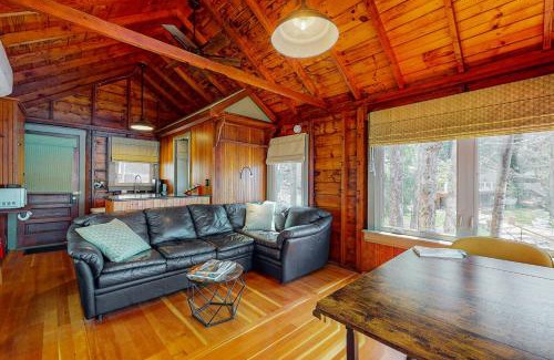 South Casco Apartment | Pet-Friendly Getaway at Waterfront Serenity Hotel