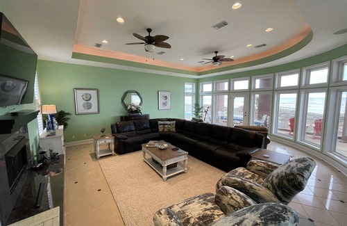 Kahala Beach Estates House | Oceanfront Family Escape: Rated 9.8 with Scenic Views