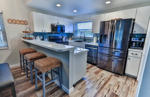 Crystal River Condo | Waterfront Retreat for 6 with Private Dock & Heated Pool