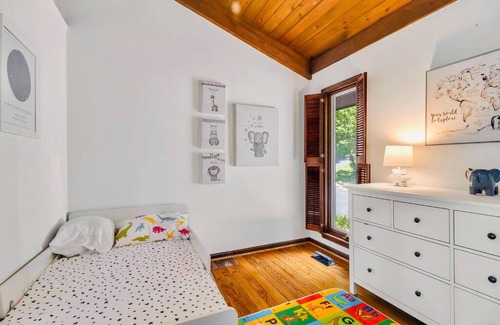 Fort Washington Villa | Charming Waterfront Spanish Villa Near the City