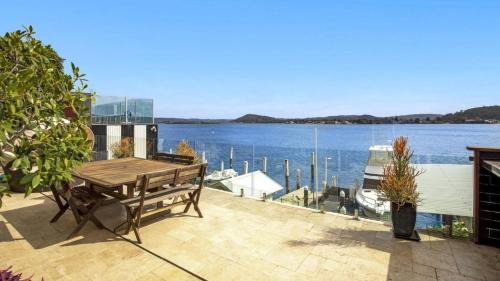 Blackwall House | Scenic Waterfront Studio with Unmatched Comfort