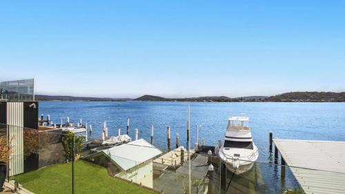 Blackwall House | Scenic Waterfront Studio with Unmatched Comfort