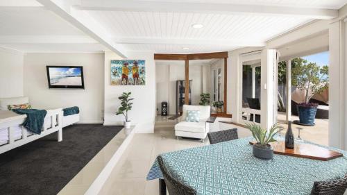 Blackwall House | Scenic Waterfront Studio with Unmatched Comfort