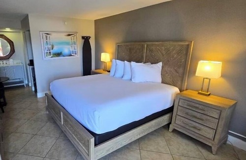 Trailer Estates Hotel | Scenic Waterfront Studio at Ramada Inn Sara Bay Marina