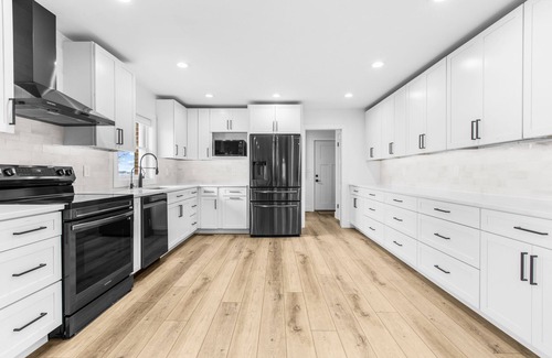 Chester House | Family-Friendly Waterfront Sunset Bayview with Pool & Kitchen