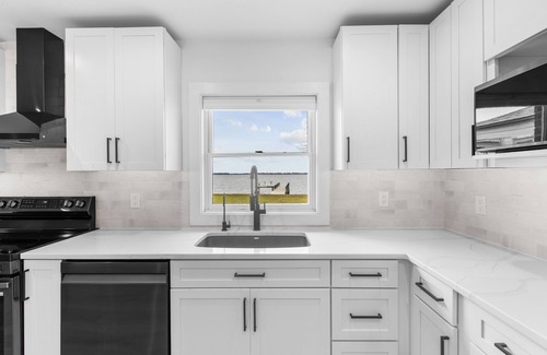 Chester House | Family-Friendly Waterfront Sunset Bayview with Pool & Kitchen