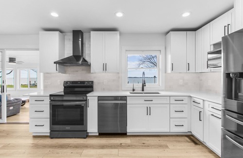 Chester House | Family-Friendly Waterfront Sunset Bayview with Pool & Kitchen