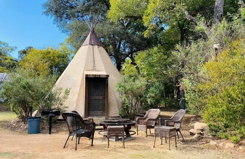 Seguin House | Waterfront Teepee 0 - Bird Sings