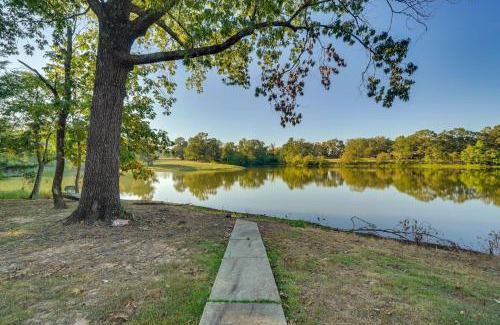 Texarkana House | Waterfront Texarkana Cabin Tranquil Acreage