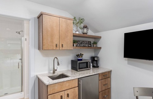 Saugatuck Apartment | Riverfront Retreat: Star Studio at Paddlewheel Properties