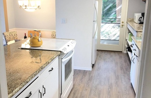 East Lake Hills House | Waterfront & View-Near Seattle on Lake Sammamish in Bellevue