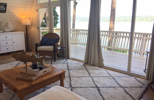 East Lake Hills House | Waterfront & View-Near Seattle on Lake Sammamish in Bellevue