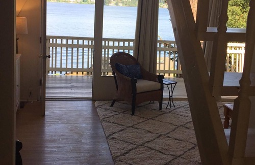 East Lake Hills House | Waterfront & View-Near Seattle on Lake Sammamish in Bellevue