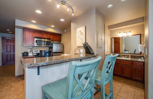 Chelan Condo | Oceanfront Escape with Pool & Hot Tub Near Downtown