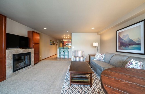 Chelan Condo | Oceanfront Escape with Pool & Hot Tub Near Downtown