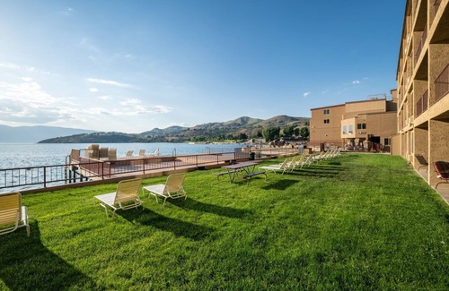 Chelan Condo | Oceanfront Escape with Pool & Hot Tub Near Downtown